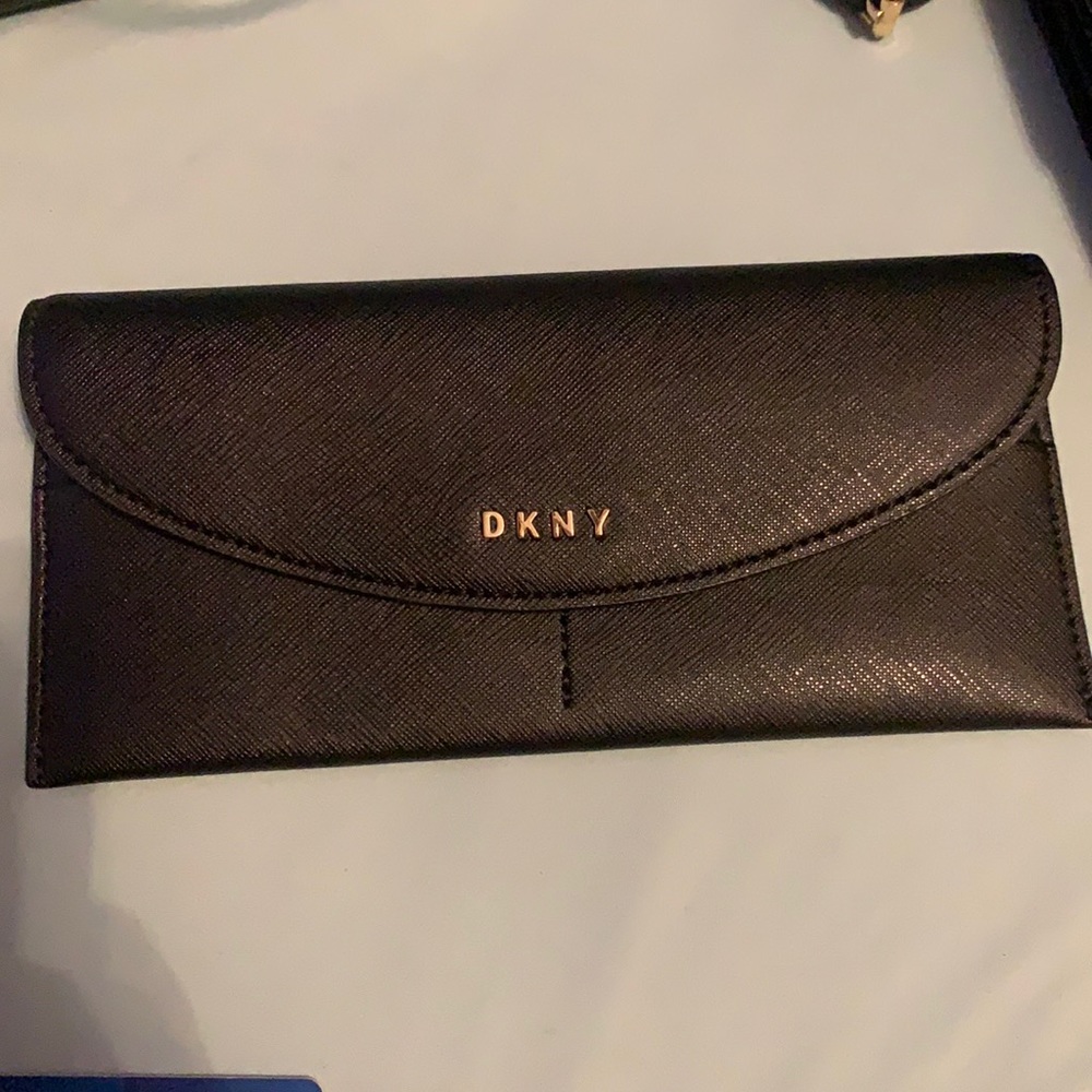 DKNY wallet still in a good condition